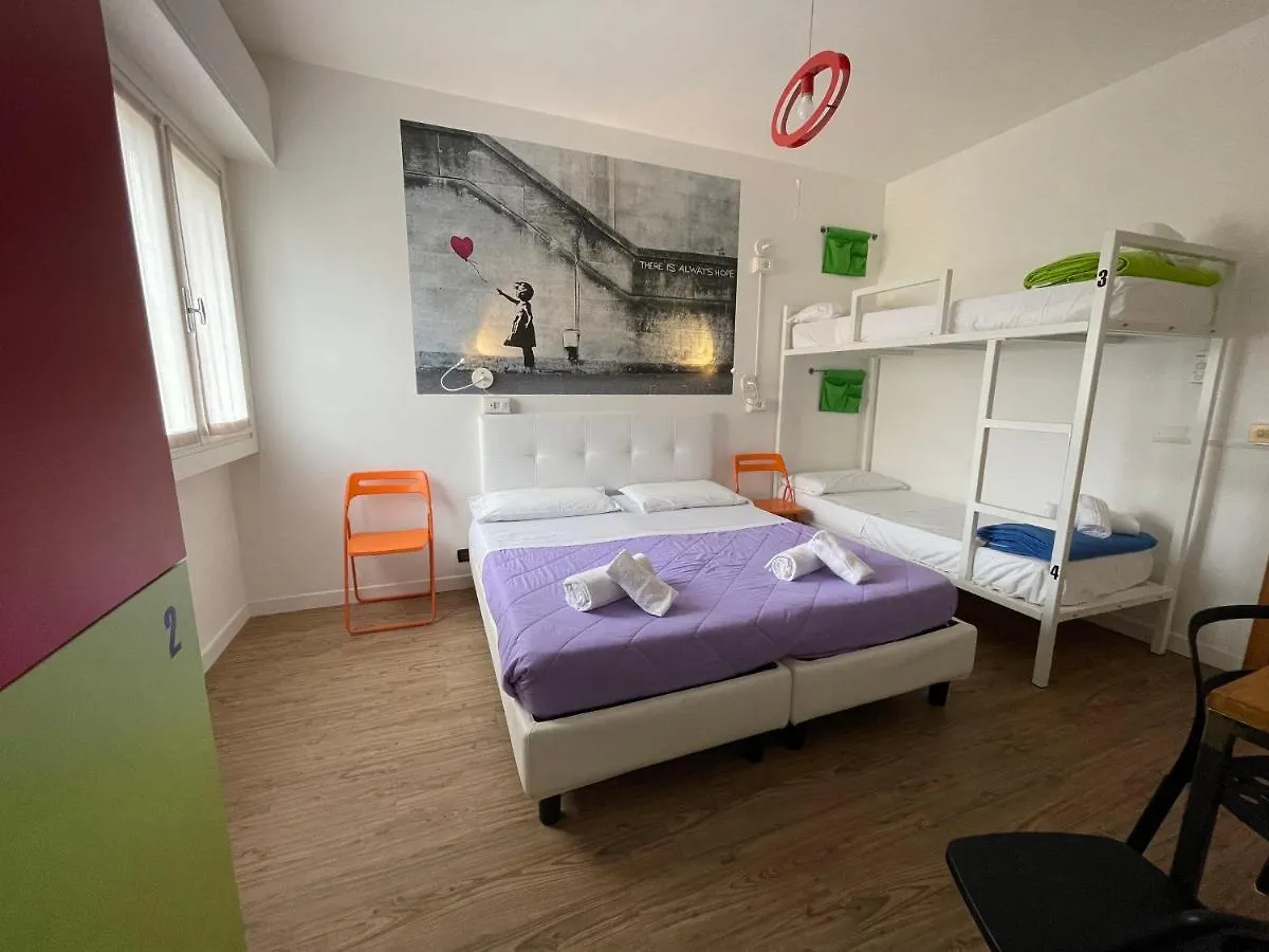 *** Oda ve Kahvaltı Lake Garda Hostel Salò İtalya