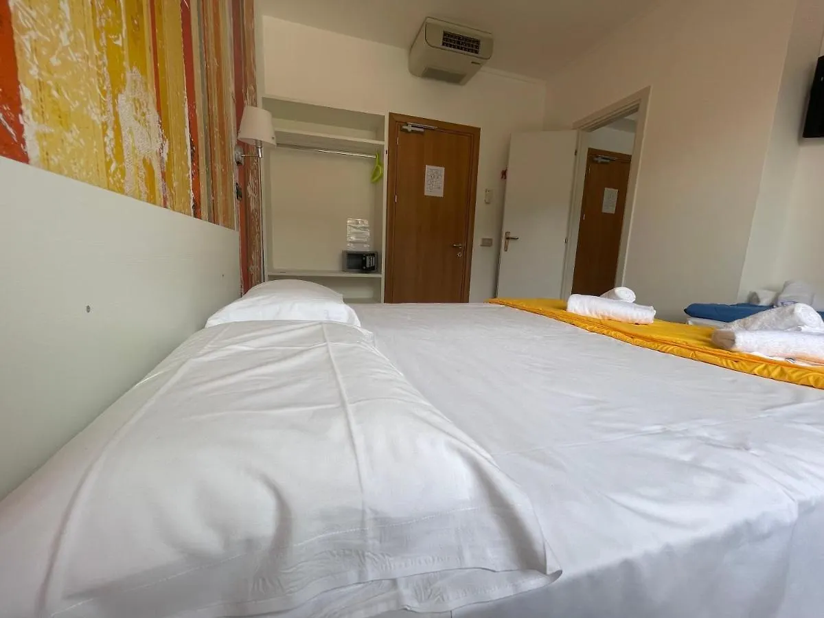Lake Garda Hostel Salò Oda ve Kahvaltı