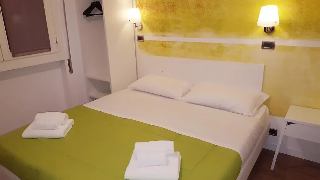 Lake Garda Hostel Salò Oda ve Kahvaltı