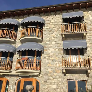 Tres Jolie *** Gera Lario