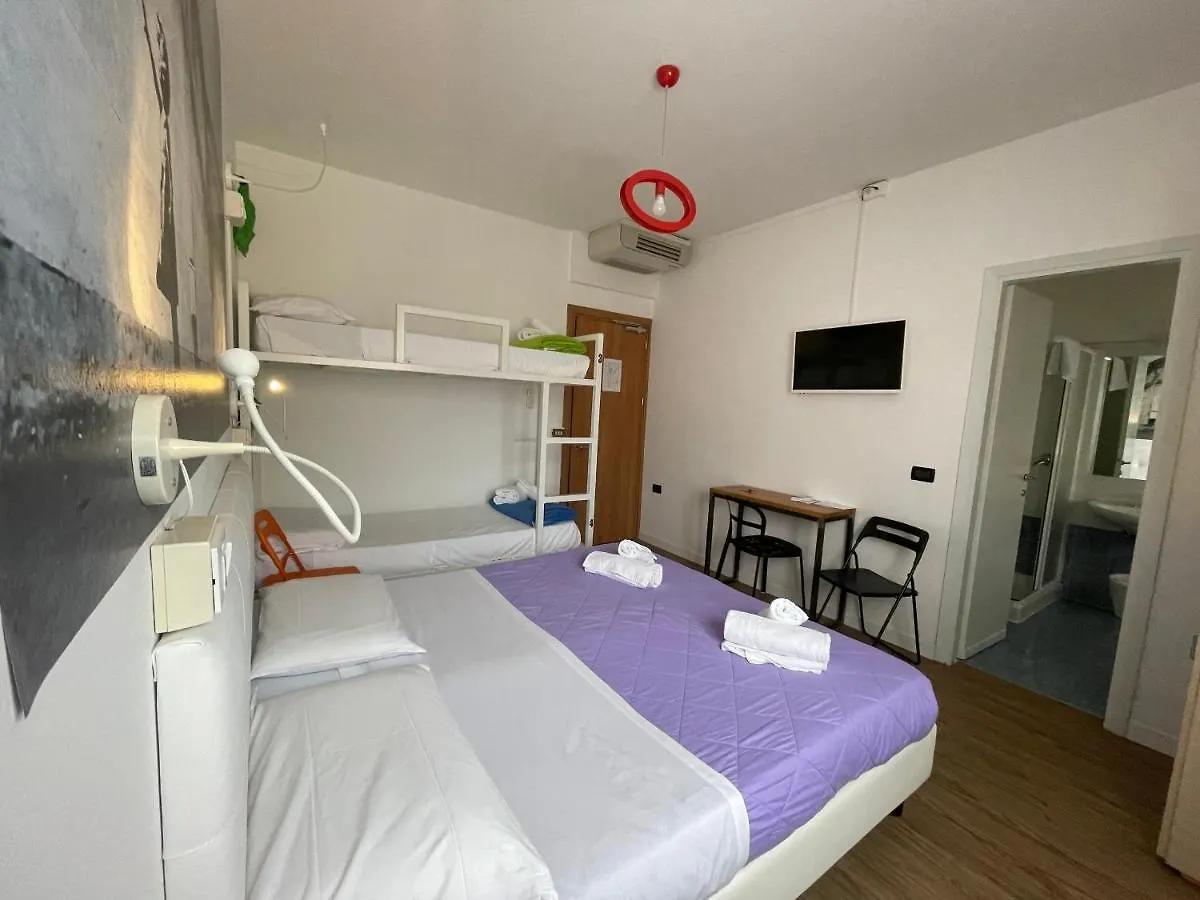 *** Couette-café Lake Garda Hostel Salò Italie
