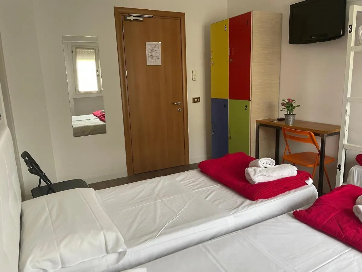 *** Couette-café Lake Garda Hostel Salò Italie